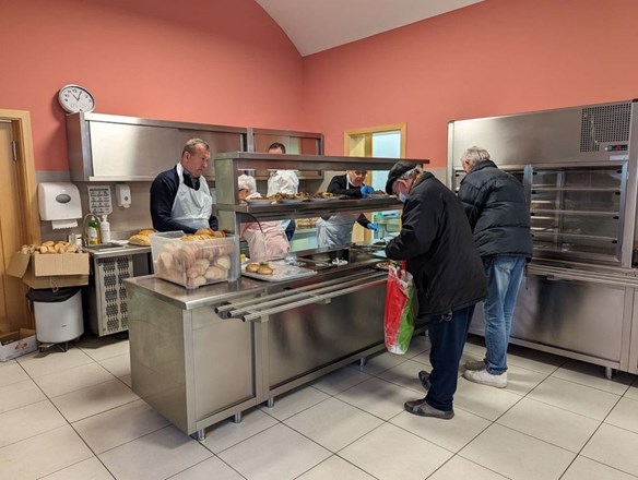 ​Biskup Radoš pohodio Caritasovu pučku kuhinju na Veliki petak